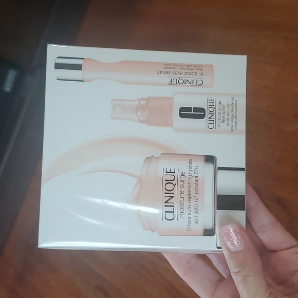 CLINIQUE All About Moisture 3 pc Gift Set Moisture Surge Face Spray - Picture 2 of 3